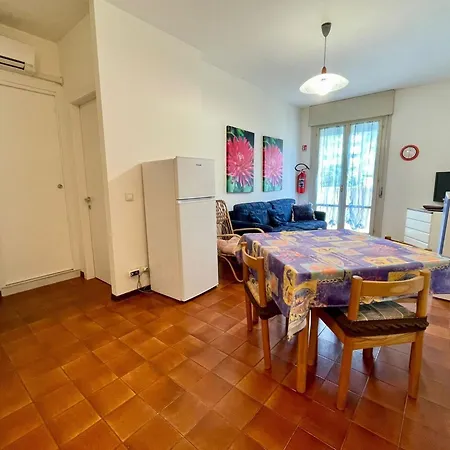 Nice And Cozy Apartment With Pool - Beahost